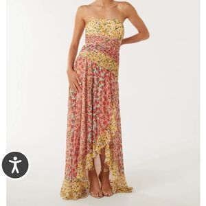 This beautifully feminine maxi dress brings a Mediterranean vibe. Size 4